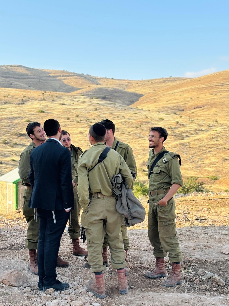 חיילים משוחחים על רקע הנוף