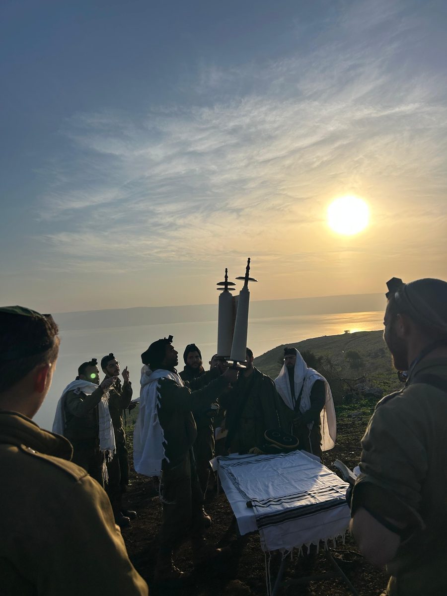 קריאת תורה בזריחה מול הכנרת